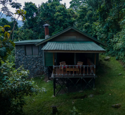 Exterior view of Snow Heights Lodge with a view of the vegetation